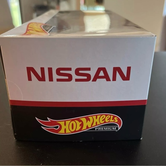 2020 HOT WHEELS PREMIUM~NISSAN 4 PIECE GARAGE DIORAMA BOX SET - Picture 6 of 13
